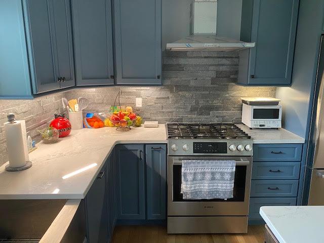 Patricia D. Shares her beautiful Astro Silver 6x24 ledgestone backsplash